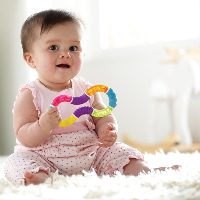 Ребенок год и 6 месяцев развитие. Baby Teether Toy. Малышка 6 месяцев. Прорезыватель-погремушка Munchkin Twisty Figure 8 Teether Toy. Cotton Teether.